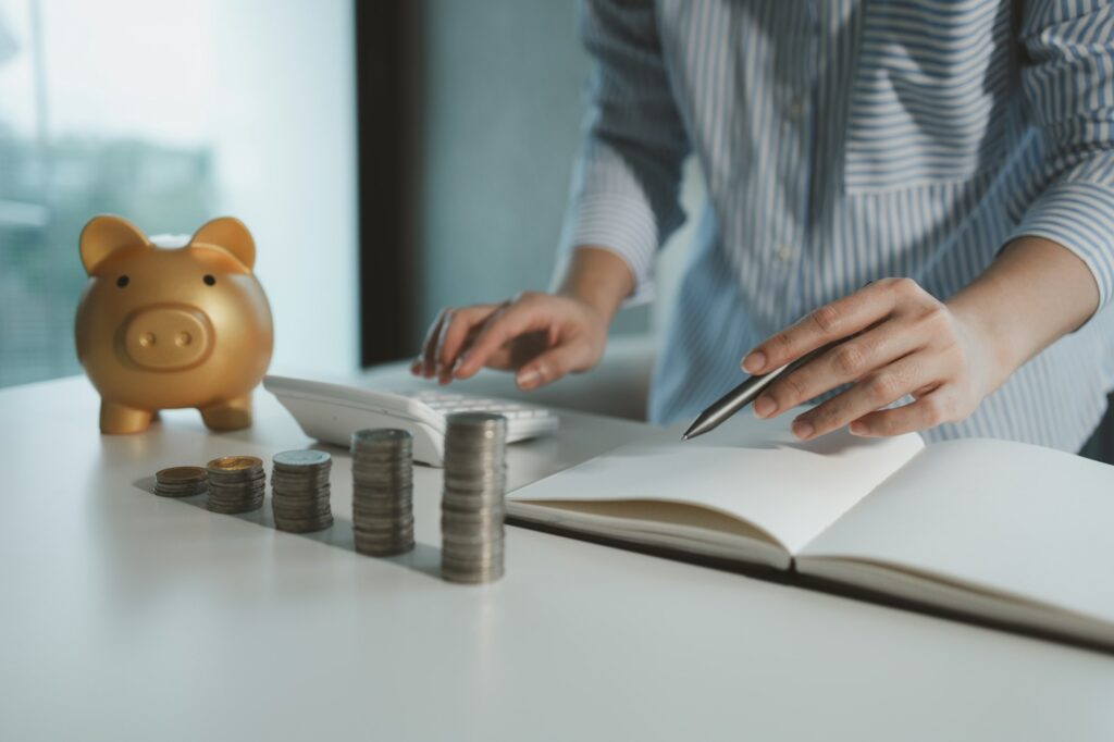 Financial experts are keeping track of variations in the value of the money they have invested, Fina